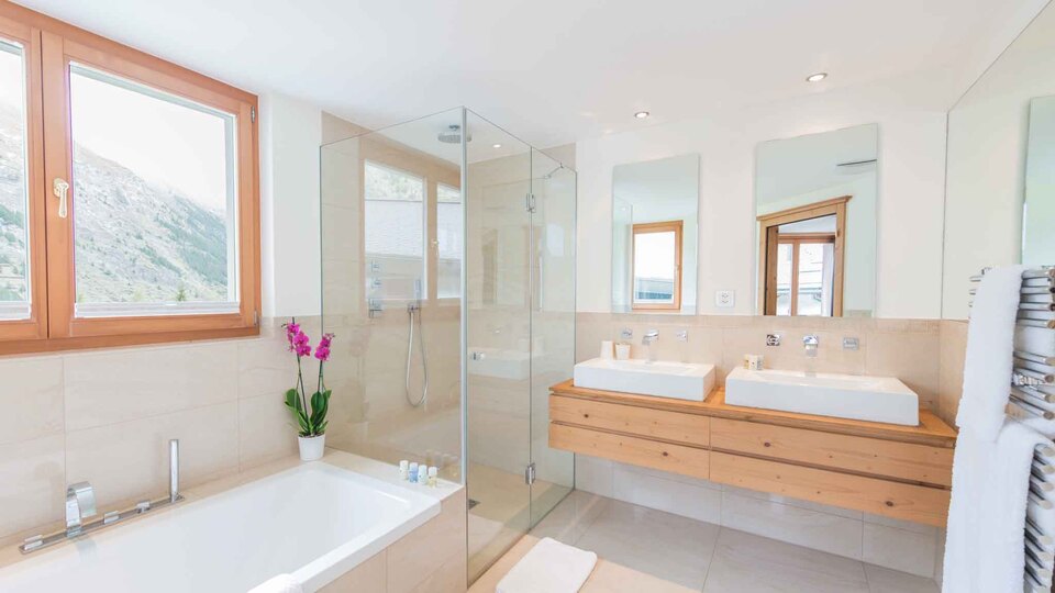 Erhöhen Sie Ihren Ausflug in die luxuriöse alpine Ruhe, Walliser Chalet 1389