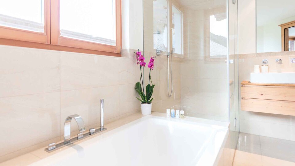 Erhöhen Sie Ihren Ausflug in die luxuriöse alpine Ruhe, Walliser Chalet 1389