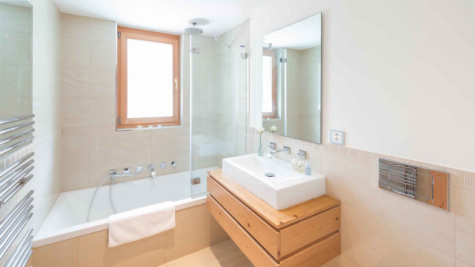 Erhöhen Sie Ihren Ausflug in die luxuriöse alpine Ruhe, Walliser Chalet 1389
