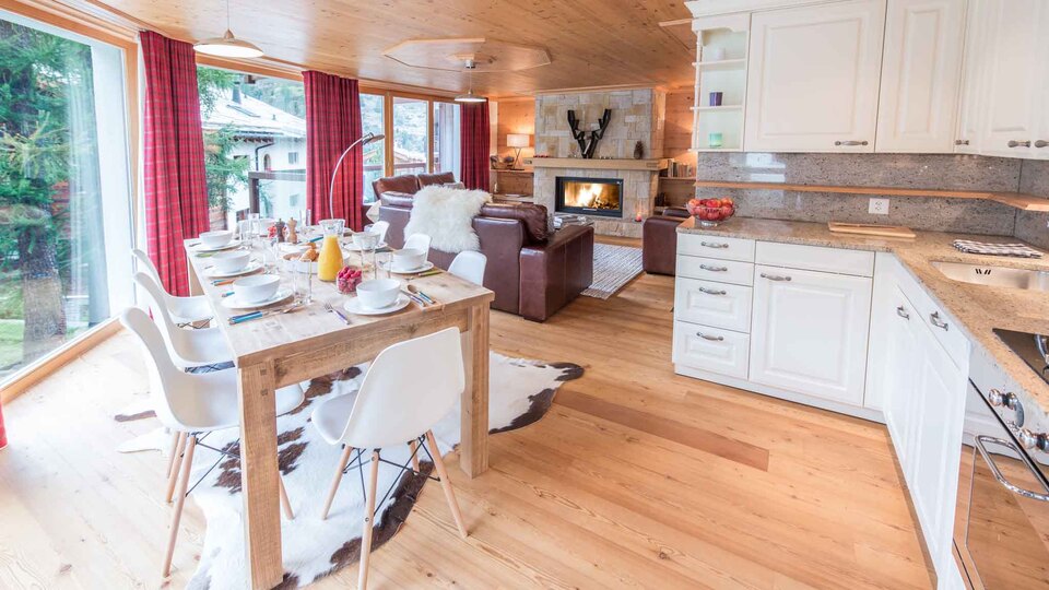 Erhöhen Sie Ihren Ausflug in die luxuriöse alpine Ruhe, Walliser Chalet 1389
