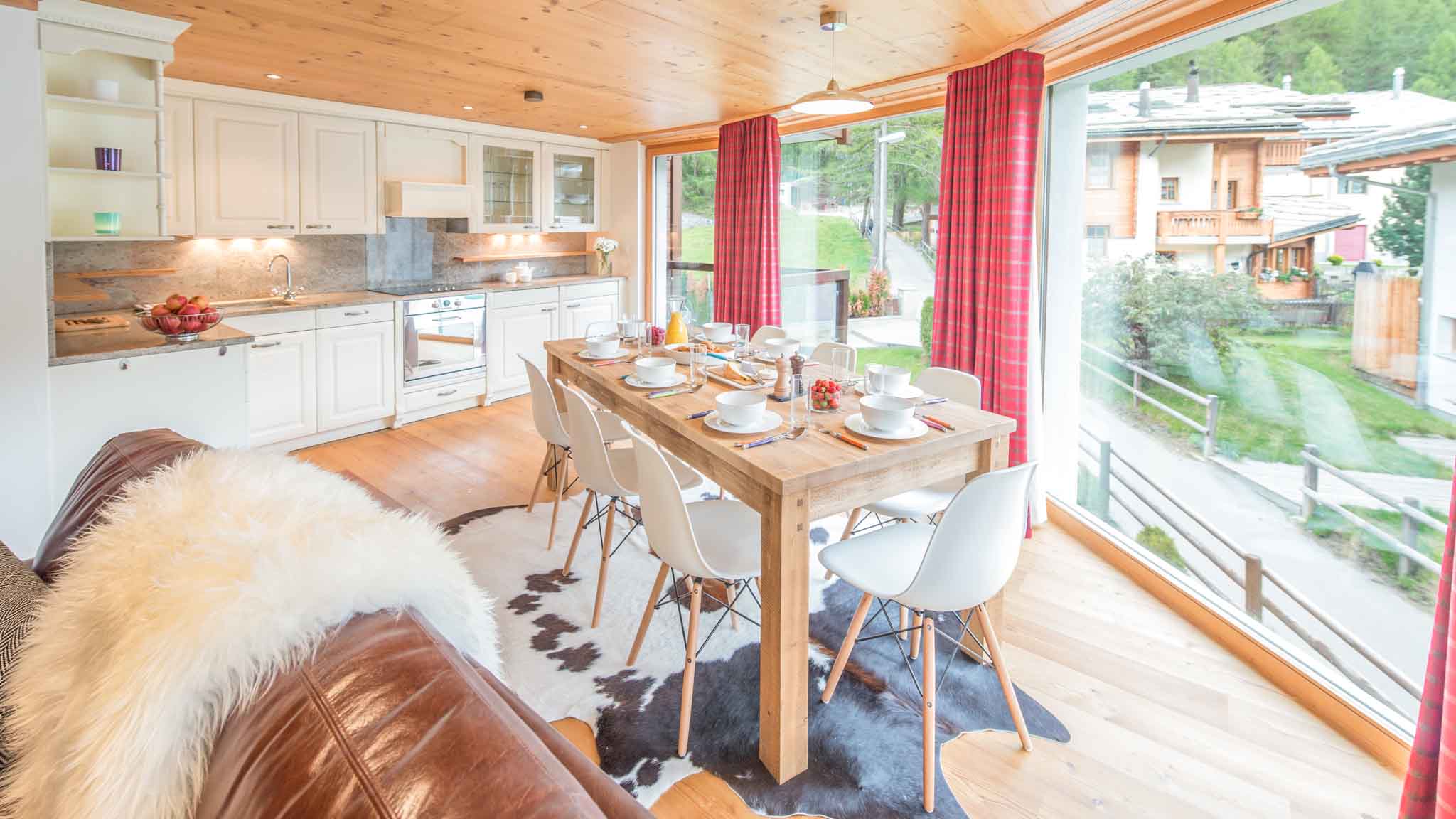 Erhöhen Sie Ihren Ausflug in die luxuriöse alpine Ruhe, Walliser Chalet 1389