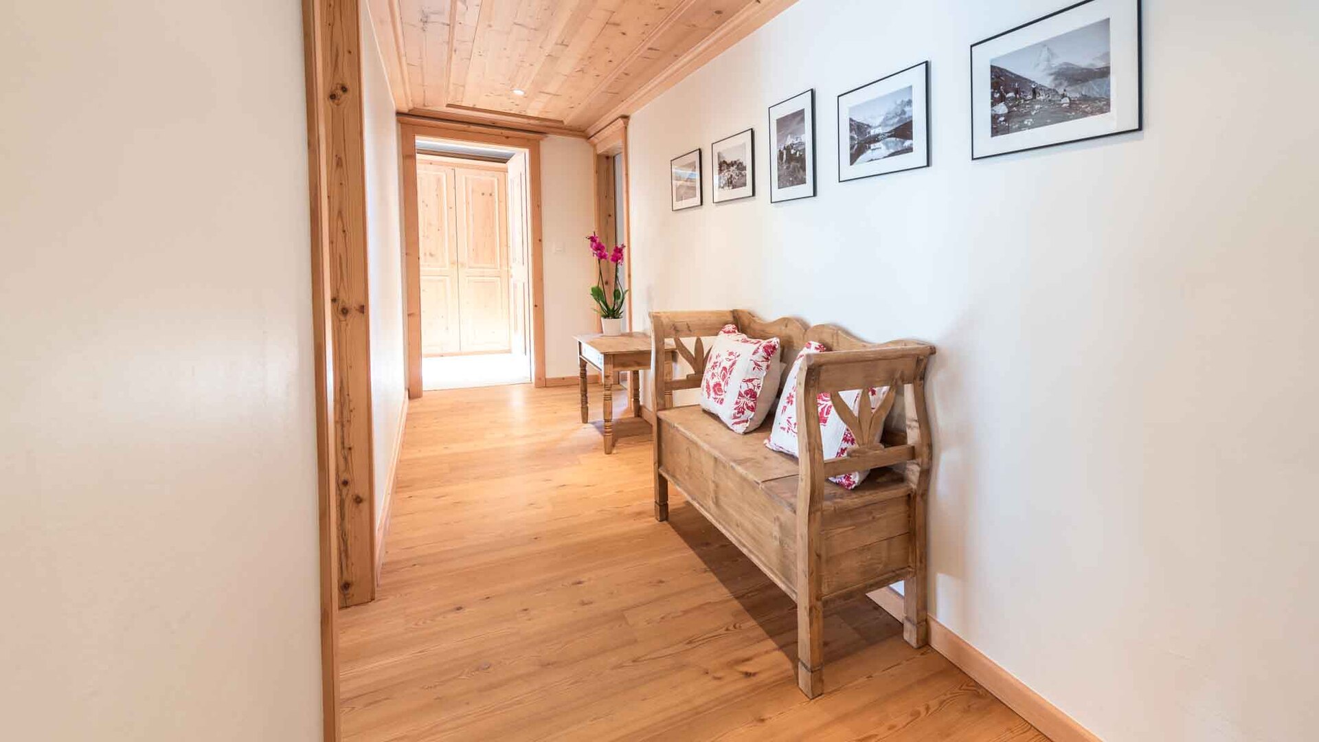 Erhöhen Sie Ihren Ausflug in die luxuriöse alpine Ruhe, Walliser Chalet 1389