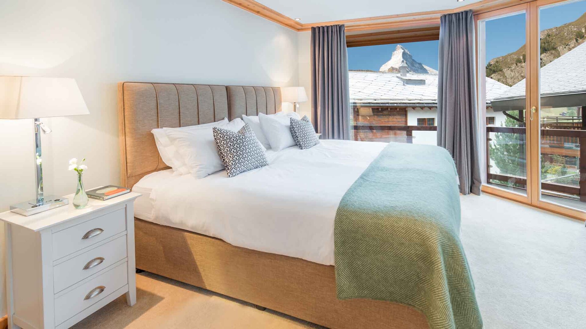 Erhöhen Sie Ihren Ausflug in die luxuriöse alpine Ruhe, Walliser Chalet 1389