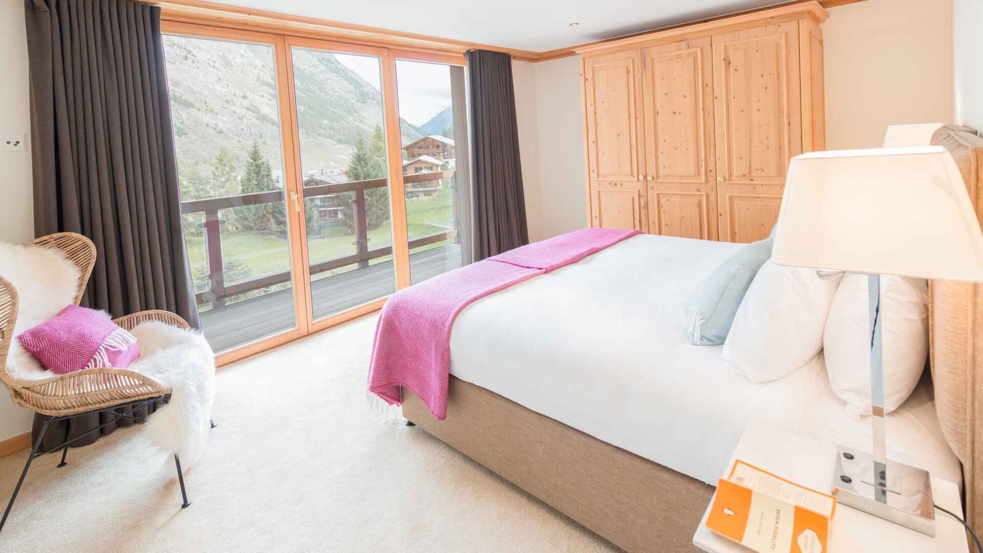 Erhöhen Sie Ihren Ausflug in die luxuriöse alpine Ruhe, Walliser Chalet 1389