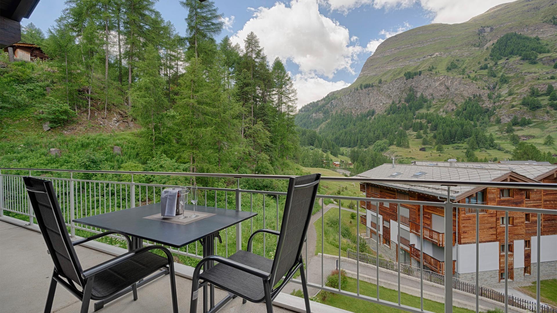 Erleben Sie ultimativen alpinen Luxus mit nahtlosem Skizugang und atemberaubender Aussicht