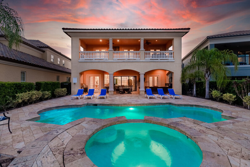 The pool lights and exterior lighting are the great atmosphere for night swimming