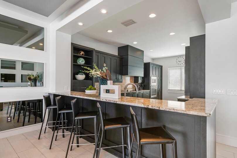 Breakfast bar with stools for 5
