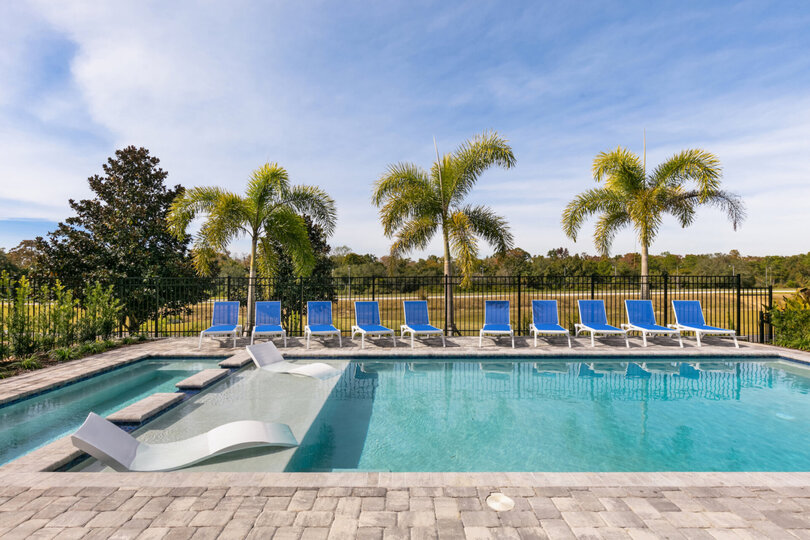 10 sun loungers surround the pool
