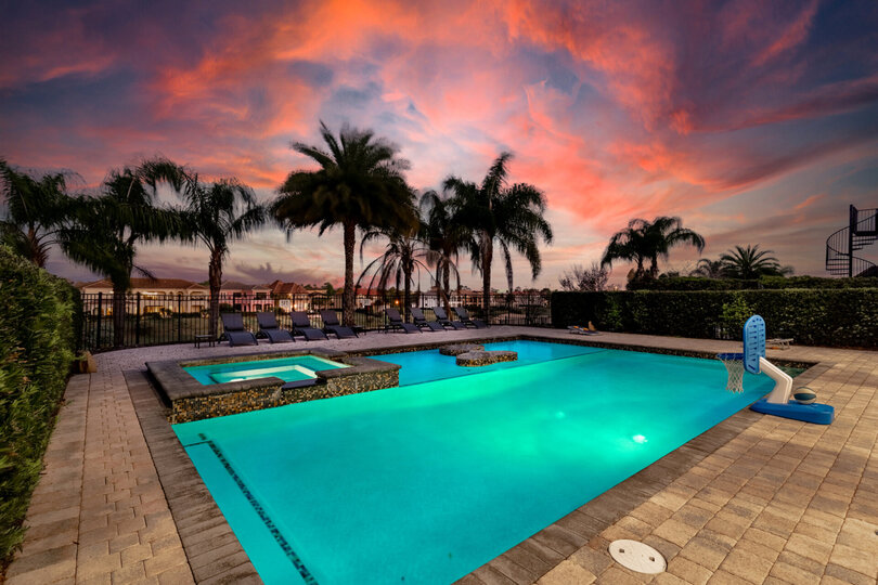 Spend your evenings in the pool area