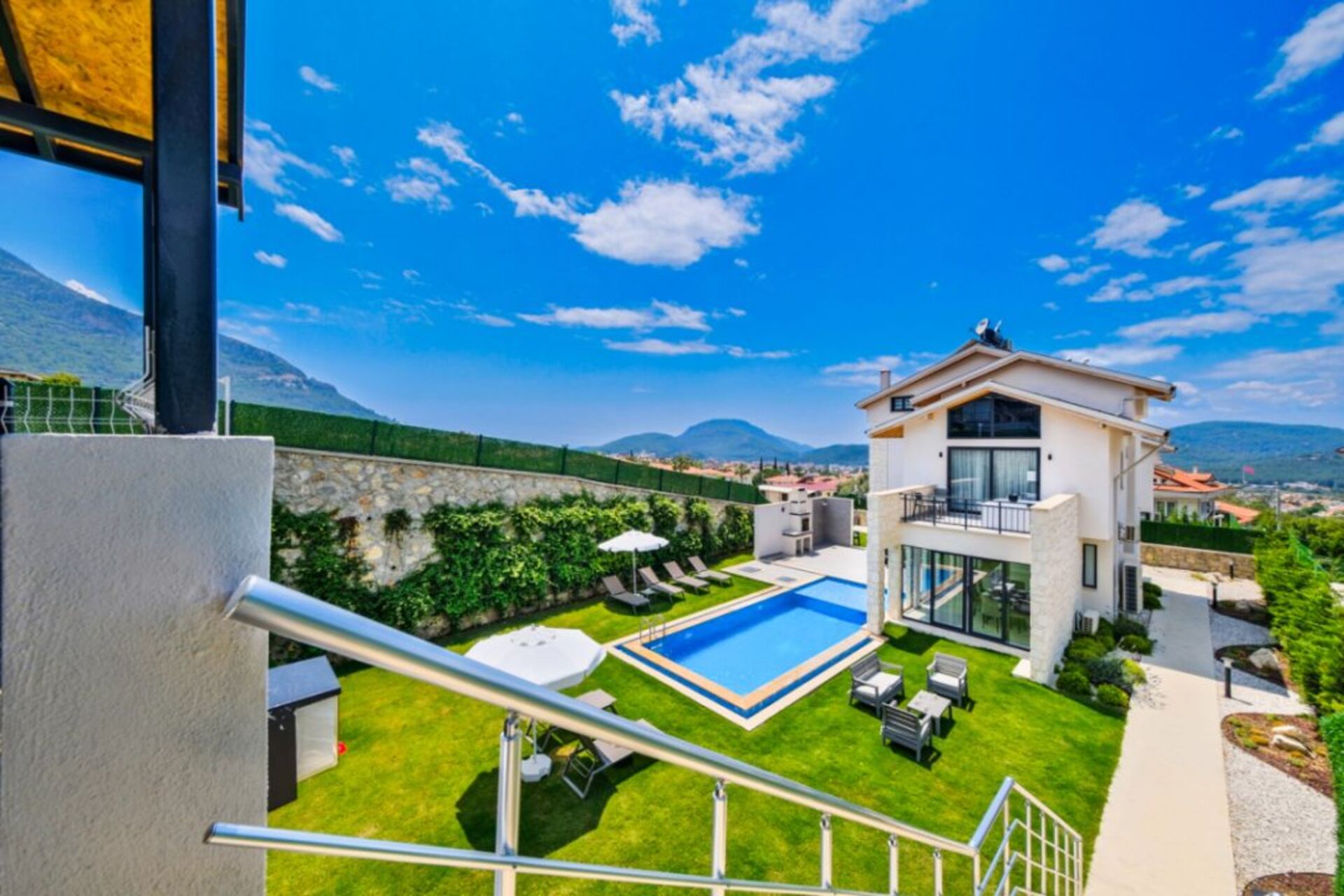 Your Own Setting for Holiday Living 1047