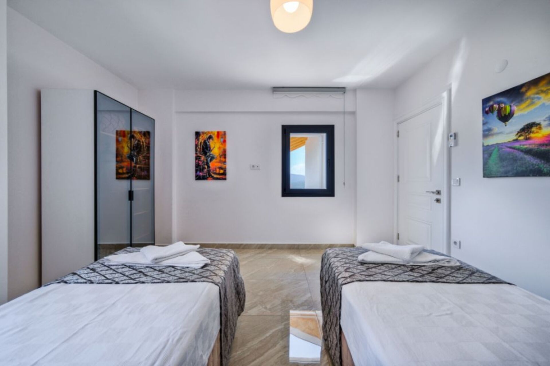 Your Own Setting for Holiday Living 1047