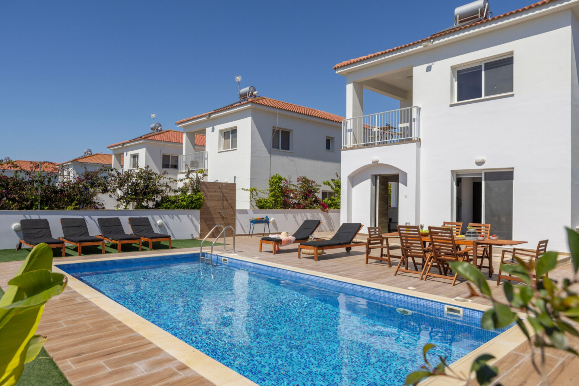 Elegante Villa in Ayia Napa mit privatem Garten, 1395
