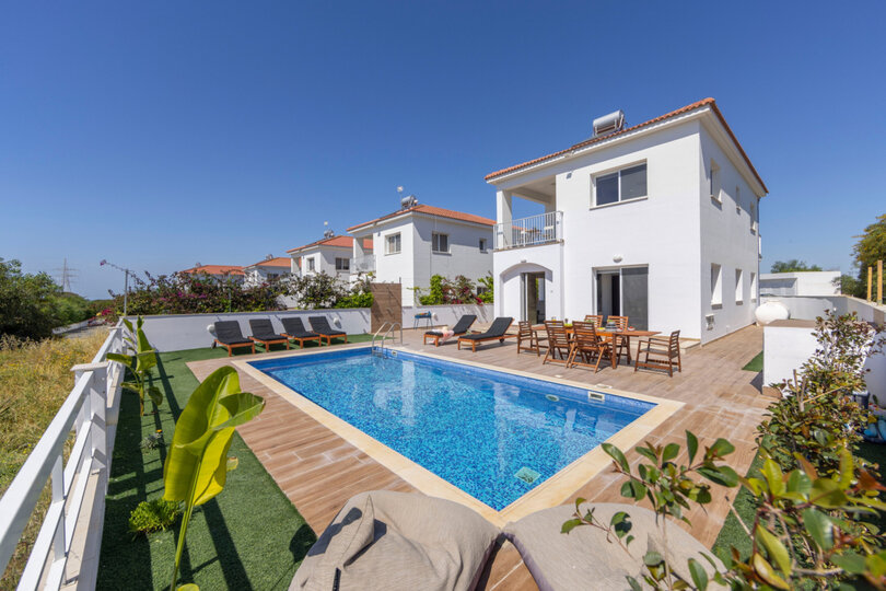 Elegante Villa in Ayia Napa mit privatem Garten, 1395