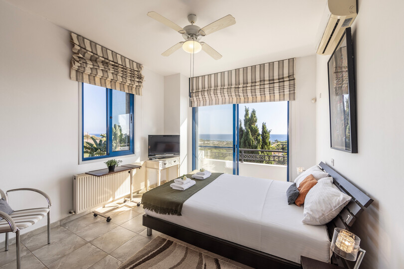 Moderne 4-Schlafzimmer-Villa Oasis in Ayia Napa, 1396