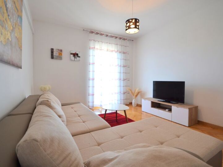 Geräumiger Rückzugsort auf zwei Ebenen mit privatem Pool und Terrassen in der Nähe von Biograd na Moru – Villa 1001