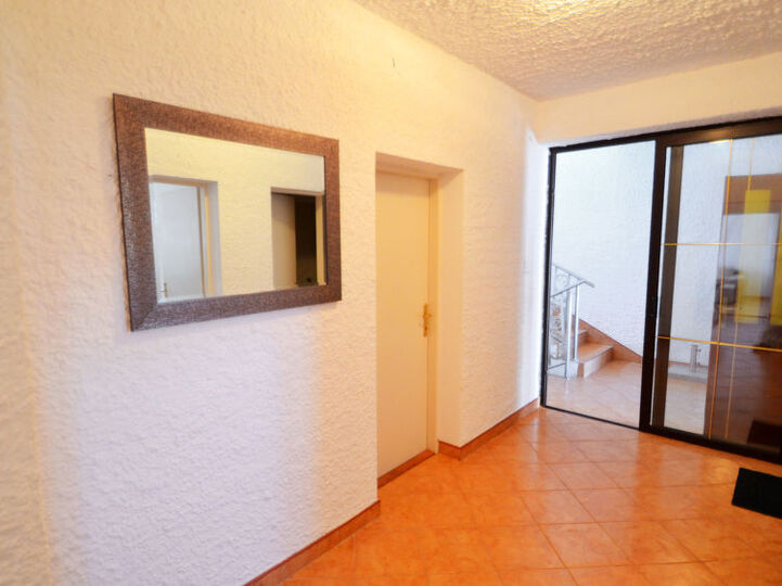 Geräumiger Rückzugsort auf zwei Ebenen mit privatem Pool und Terrassen in der Nähe von Biograd na Moru – Villa 1001