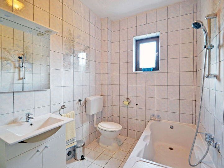 Geräumiger Rückzugsort auf zwei Ebenen mit privatem Pool und Terrassen in der Nähe von Biograd na Moru – Villa 1001