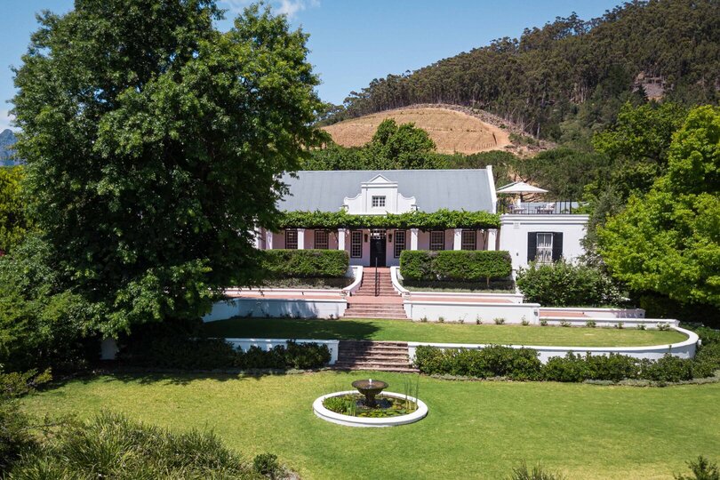Elegant Shiraz Room with Vineyard & Mountain Views 1037