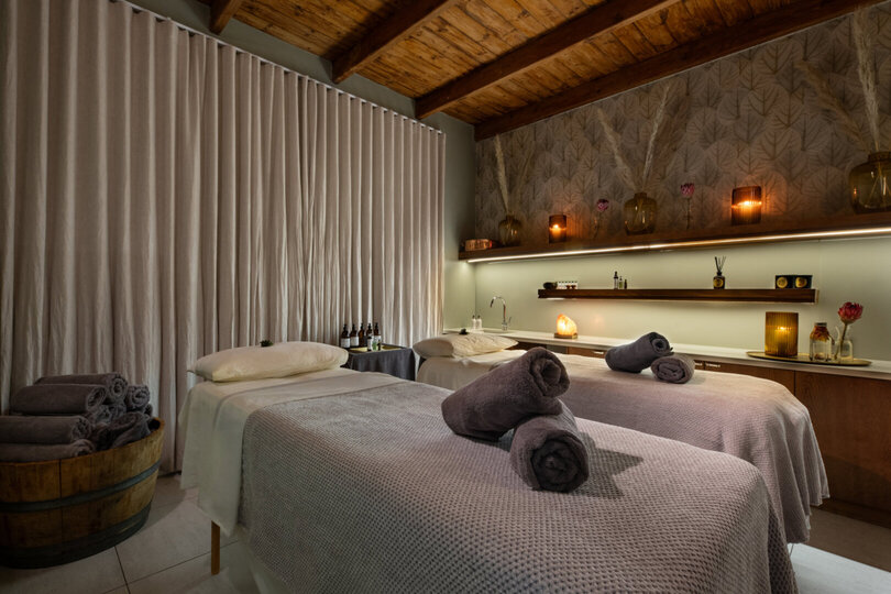 Elegant Shiraz Room with Vineyard & Mountain Views 1037