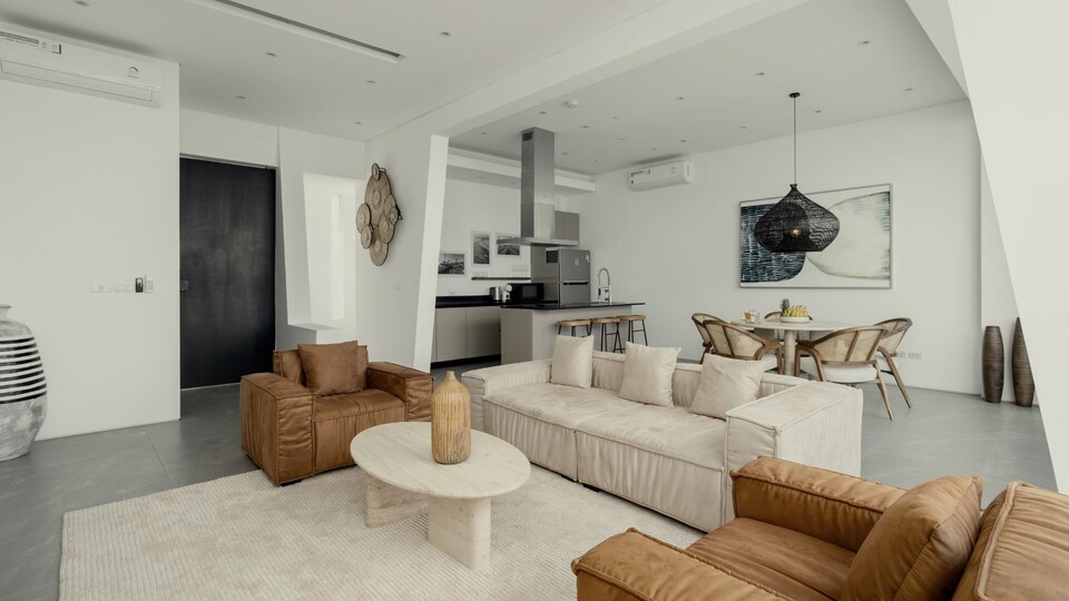 Golden Lotus - The Flourish Villa - Airy living and dining area