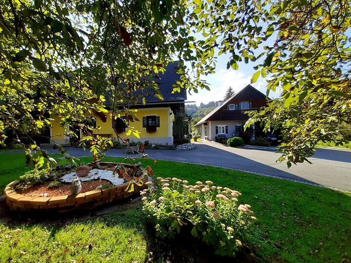Charming 3-Bed Apartment in Deutschlandsberg, Sleeps 6, 1118, Gundersdorf, Austria