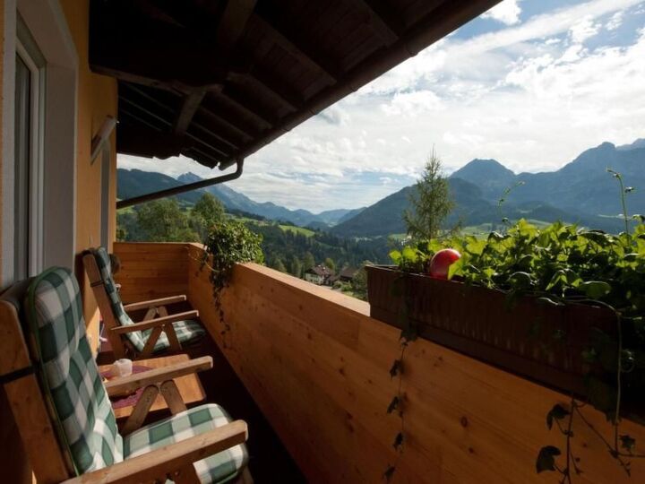 Charming 2-Bed Apartment in Hallein, Sleeps 4, 1119