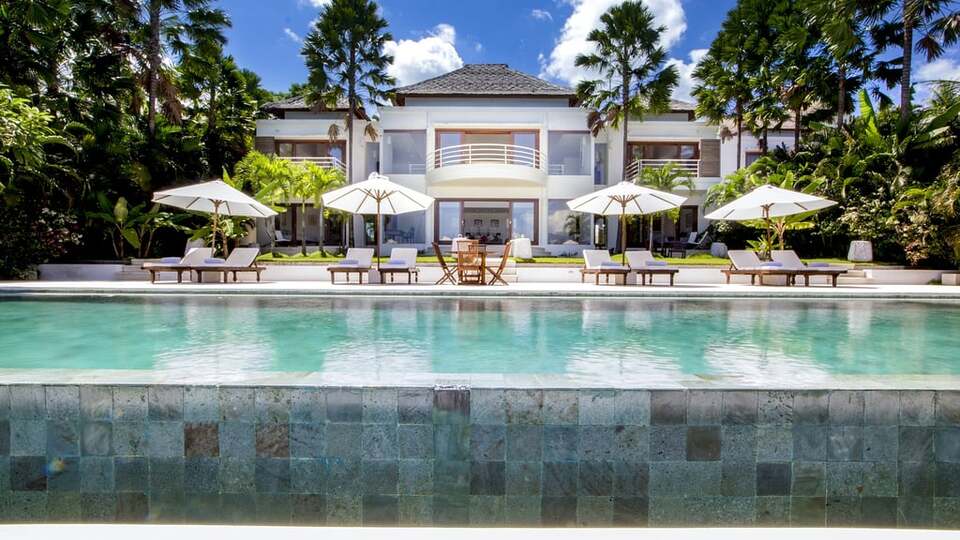 5 Star Villa Lulla – A Luxurious Beachfront Escape in Bali