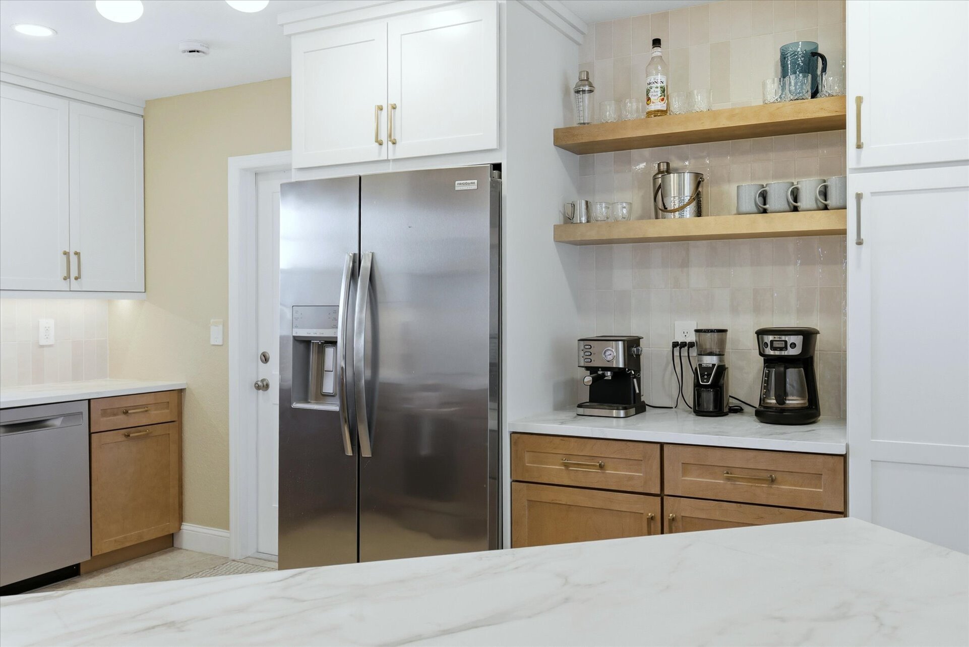 Bright, full-equipped kitchen