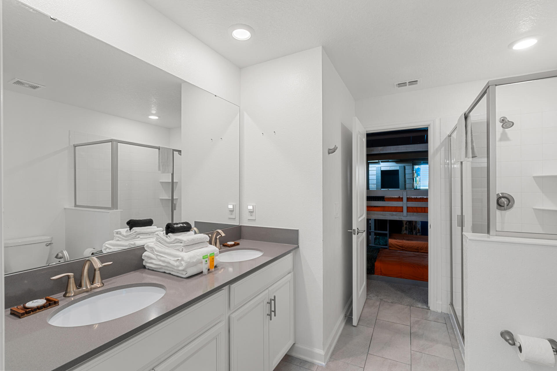 Jack N Jill Bathroom 5 Upstairs Shower (Beds 5 & 6)