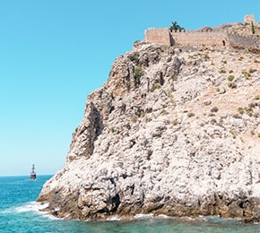Die Burg von Alanya an der türkischen Riviera mit Blick auf das Mittelmeer.