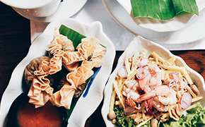 Thailändische Küche und lokale Spezialitäten in Phuket, in der Nähe von luxuriösen Villen für einen Urlaub.