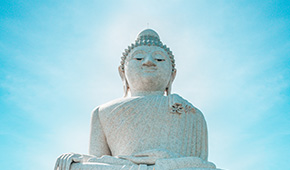 Großer Buddha und buddhistische Tempel, kulturelle Wahrzeichen in Phuket.